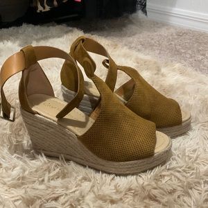 NWOT size 6 brown wedge sandals